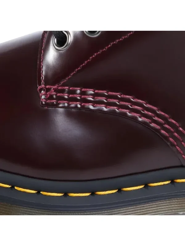 surpiqûre jaune de la marque Dr. Martens