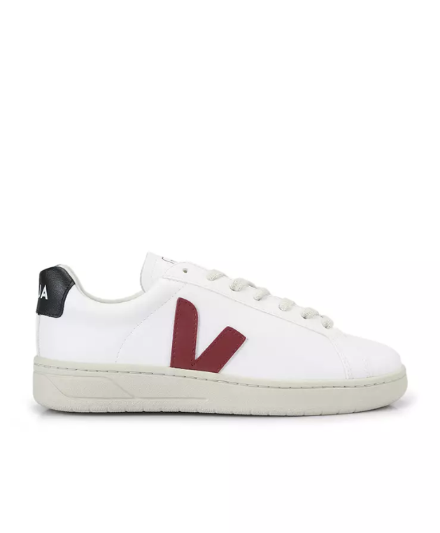 Der Veja Urca White Natural Herren ist ein weißer Low-Top-Sneaker mit einem roten "V"-Logo an der Seite, einer cremefarbenen Sohle und einer schwarzen Fersenlasche mit weißem Text.