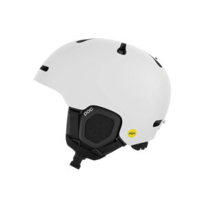 Der Skihelm POC Fornix MIPS weiss matt ist mit schwarzen Riemen, einem gelben MIPS-Aufkleber und Belüftungslöchern ausgestattet, die auf einem schlichten weissen Hintergrund angebracht sind.