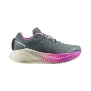 Eine Seitenansicht der Laufschuhe Salomon Aero Glide 3 W in Grau mit rosa und weißer Farbverlaufssohle, Mesh-Obermaterial und lila Innenakzenten.