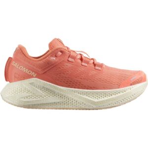 Der Salomon Aero Glide 3 W Lachs ist ein korallenfarbener Laufschuh mit weißer, strukturierter Sohle, der in der Profilansicht nach rechts zu sehen ist.