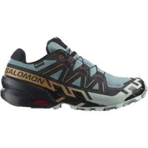 Eine Seitenansicht des Salomon Speedcross 6 GTX M Trailrunning-Schuhs in Blau und Schwarz mit robustem Profil und prominentem Branding an der Ferse.