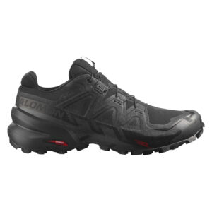 Der Salomon Speedcross 6 GTX M Black Trailrunning-Schuh zeichnet sich durch ein robustes Profil, ein Obermaterial aus Mesh und ein Quicklace-System aus, hier von der Seite auf weißem Hintergrund.