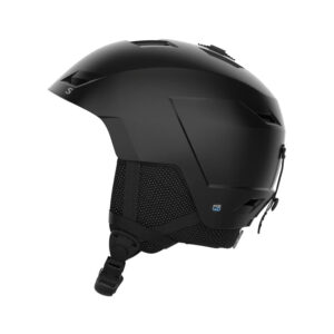Mattschwarzer Ski- oder Snowboardhelm mit Belüftungsschlitzen, verstellbarem Kinnriemen und gepolsterten Ohrenschützern, abgebildet im Seitenprofil auf weißem Hintergrund.