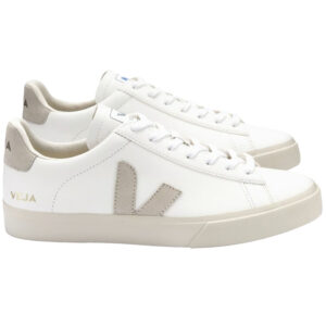 Der Veja Campo Extra White Natural Suede Herren präsentiert sich in einem cleanen, extra weißen Design mit beigen Wildlederdetails, beigen "V"-Logos an den Seiten und weißen Schnürsenkeln - ideal für jede moderne Sneakersammlung.
