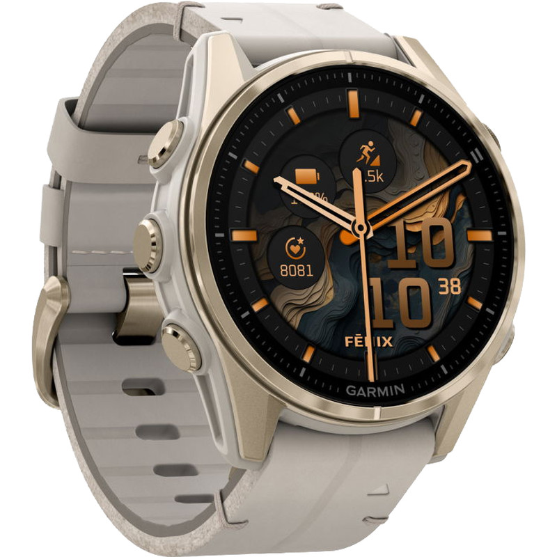 Une montre intelligente Garmin Fenix avec un bracelet beige et un écran numérique rond noir et or indiquant l'activité, les pas et l'heure.