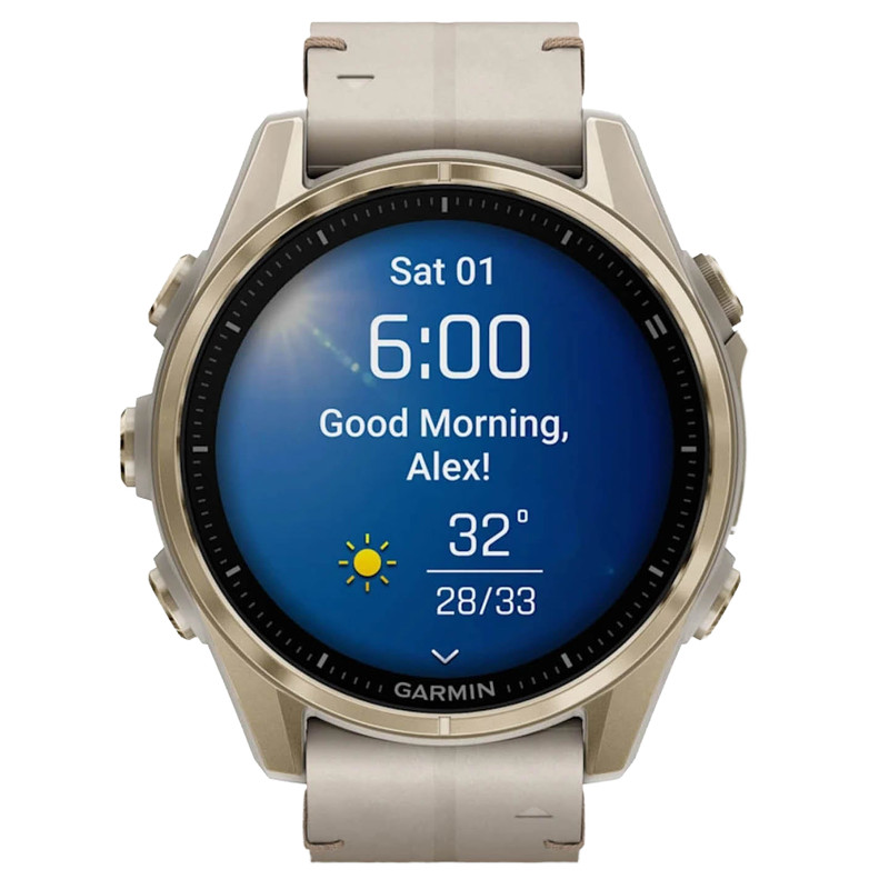 Une smartwatch Garmin indique qu'il est 6 heures samedi, que la température actuelle est de 32°C et que les prévisions météorologiques sont ensoleillées, avec un maximum de 33°C et un minimum de 28°C.