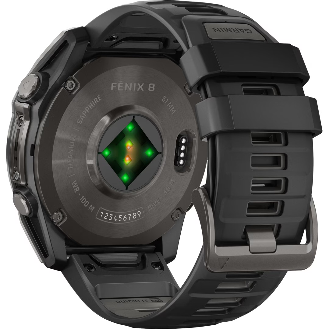 Vue arrière d'une smartwatch Garmin Fenix 8 avec des capteurs visibles et un bracelet en silicone noir.