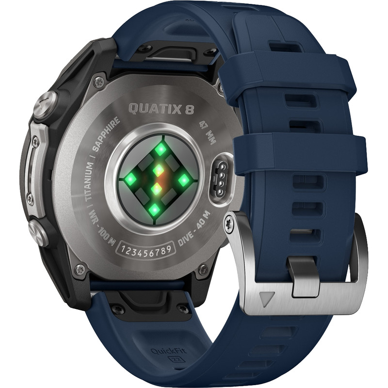 Rückansicht einer Garmin Quatix 7 Smartwatch mit blauem Silikonarmband, die das Titangehäuse, den Ladeanschluss und die aktiven Herzfrequenzsensoren zeigt.