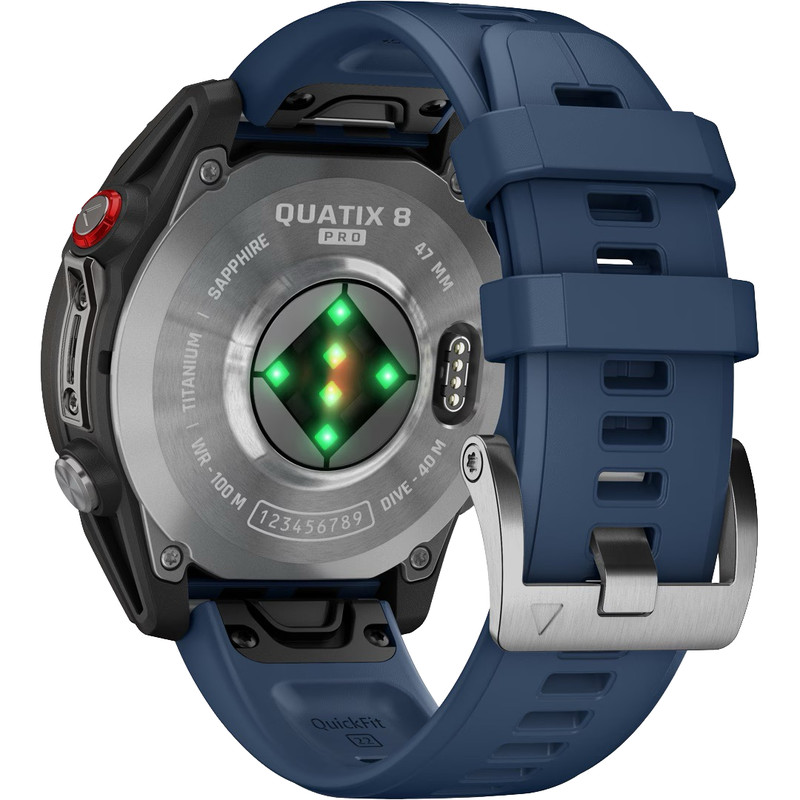 Rückansicht einer Quatix 8 Pro Smartwatch mit blauem Armband, Titangehäuse, Ladeanschluss, grünen Sensorleuchten und eingravierten Spezifikationen.