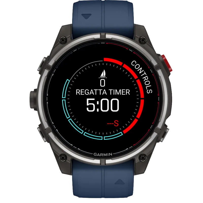 Eine Garmin-Smartwatch mit blauem Armband zeigt einen auf 5:00 Uhr eingestellten Regattatimer an, wobei verschiedene Kontrollanzeigen auf dem Display sichtbar sind.