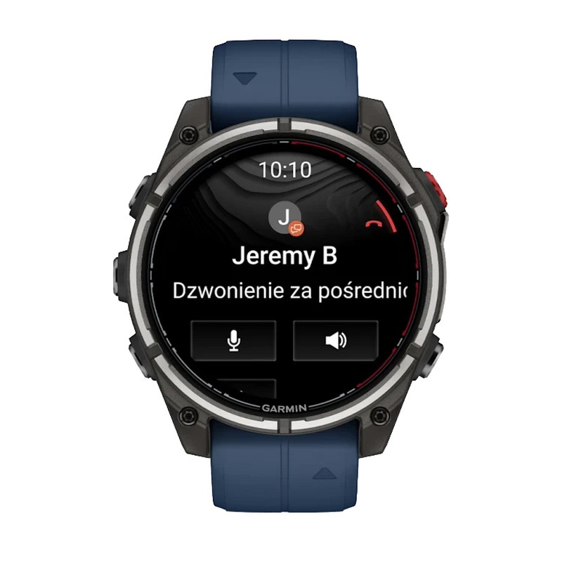 Eine Smartwatch mit blauem Armband zeigt einen eingehenden Anruf von "Jeremy B" mit den Optionen zum Annehmen oder Ablehnen an. Der Text ist auf Polnisch.