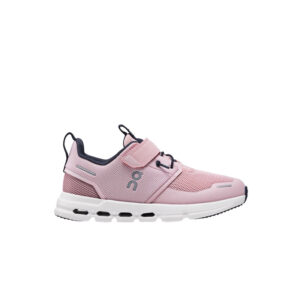 Ein rosafarbener Sportschuh mit weißer Sohle, schwarzen Details, Obermaterial aus Mesh, Klettverschluss und Schnürverschluss, von der Seite gesehen vor weißem Hintergrund.