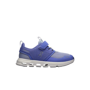 Ein blauer und grauer Sportschuh mit weißer Sohle, Mesh-Obermaterial, Klettverschluss und Zuglaschen an der Ferse und Zunge auf weißem Hintergrund.