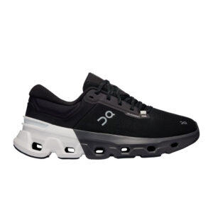 Ein schwarz-weißer, sportlicher Sneaker mit dicker, gepolsterter Sohle und geometrischen Aussparungen, von der Seite betrachtet.