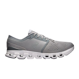 Grauer, sportlicher Laufschuh mit weißer Sohle, Mesh-Material, Schnürverschluss und Logo an der Seite.