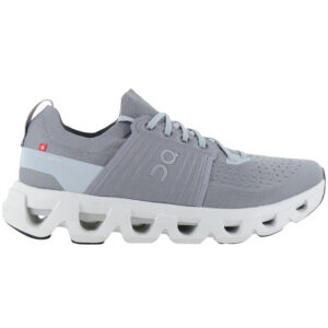 Ein hellgrauer Sportschuh mit weißer, segmentierter Sohle und Mesh-Obermaterial, mit dem "ON"-Logo und einem kleinen Schweizer Flaggendetail an der Ferse.