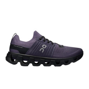 Ein lila-schwarzer Laufschuh mit einzigartigem, segmentiertem Sohlendesign und Schnürverschluss, von der Seite gesehen.