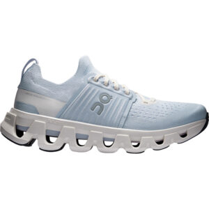 Hellblauer, sportlicher Laufschuh mit weißer und schwarzer, segmentierter Sohle, atmungsaktivem Mesh-Obermaterial und dem "On"-Markenlogo an der Seite.