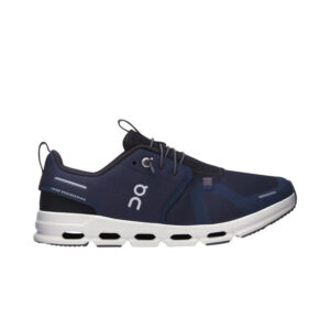 Marineblauer Sportschuh mit weißer Sohle, On Running-Logo und Obermaterial aus Mesh, von der Seite gesehen.