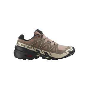 Seitenansicht eines Salomon Trailrunning-Schuhs in Beige, Schwarz und Weiß mit robuster Sohle und "Salomon"-Branding an der Ferse.