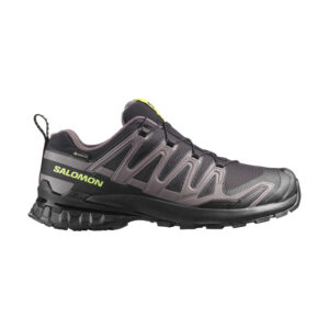 Seitenansicht eines schwarz-grauen Salomon Trailrunning-Schuhs mit gelbem Branding und robuster Sohle.