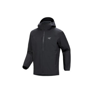 Schwarze Kapuzenjacke mit Frontreißverschluss, Brustlogo und langen Ärmeln auf weißem Hintergrund.